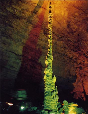 張家界國家森林公園、黃龍洞、鳳凰古城四日游